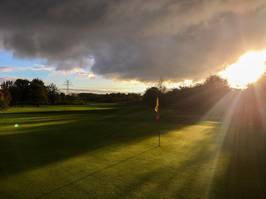 Ein Gewitter nähert sich dem Golfclub