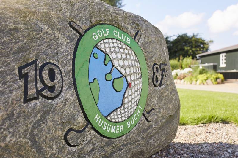 Golfclub Husumer Buch Logo auf Stein